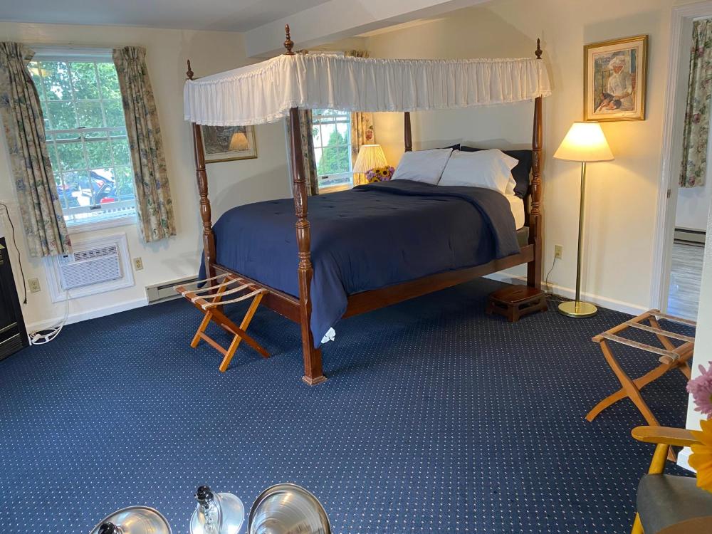Queen Room with Balcony interior